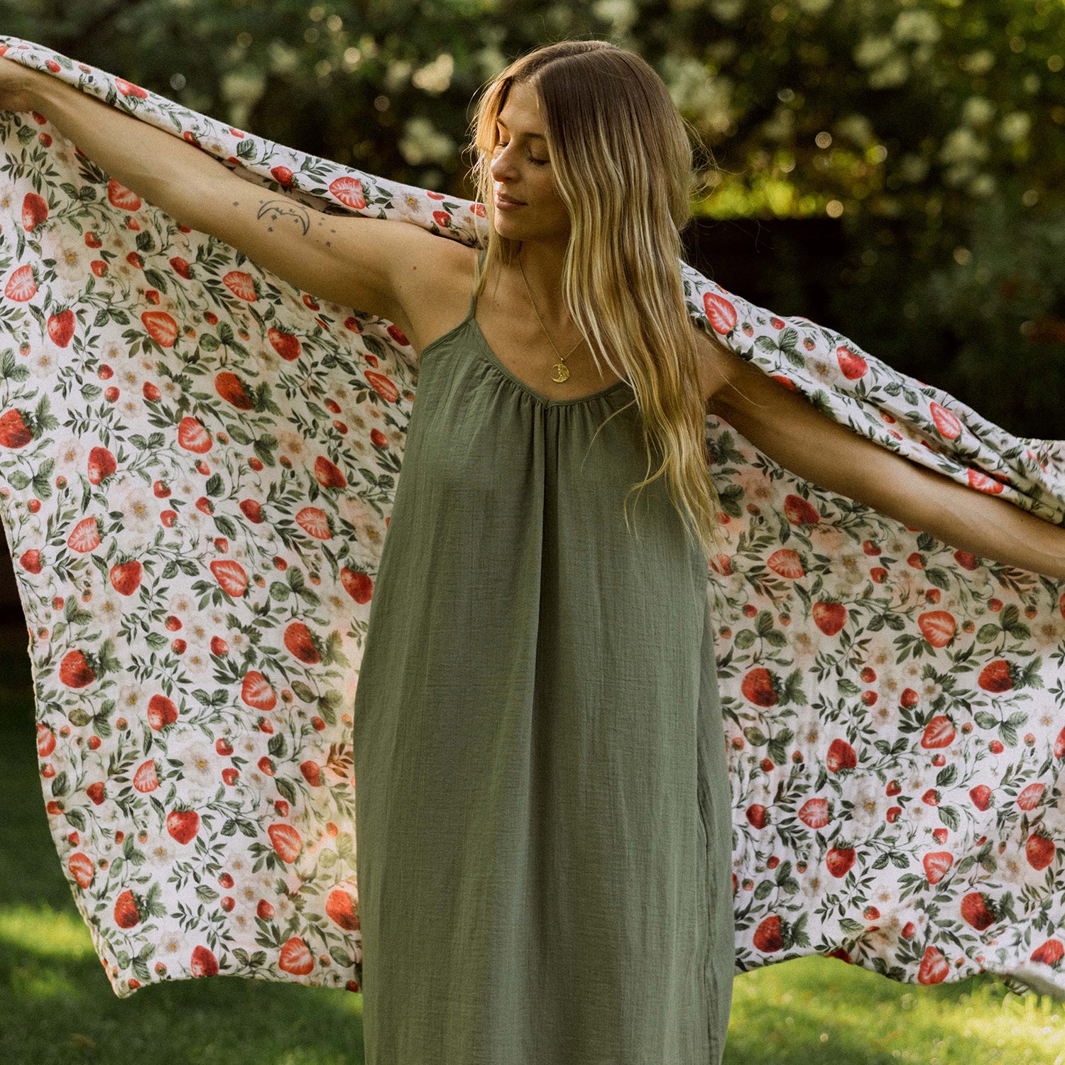 Throw Blanket - Limited Edition Strawberry Fields - Image 6